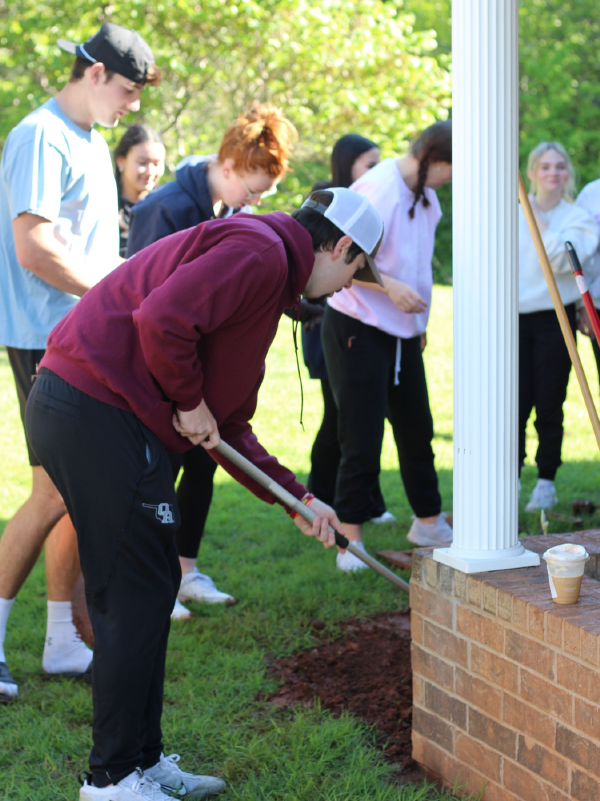 Student volunteers helping with lawn work Student volunteers helping with lawn work